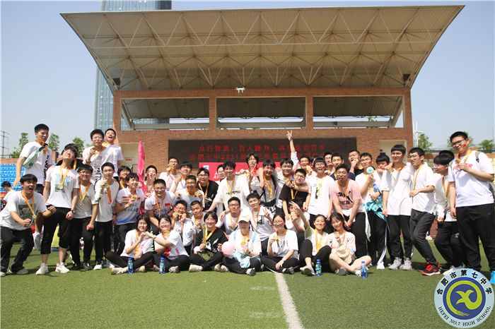 同班同学在合影留念.jpg 同班同学在合影留念.jpg