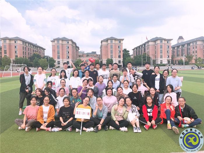 运动会期间的操场大合影.jpg 运动会期间的操场大合影.jpg