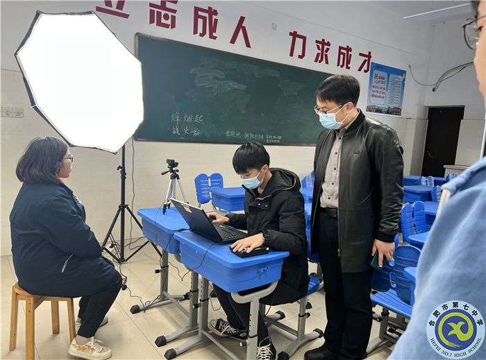 合肥七中高三年级有序开展高考报名工作(图3) 合肥七中高三年级有序开展高考报名工作(图3)