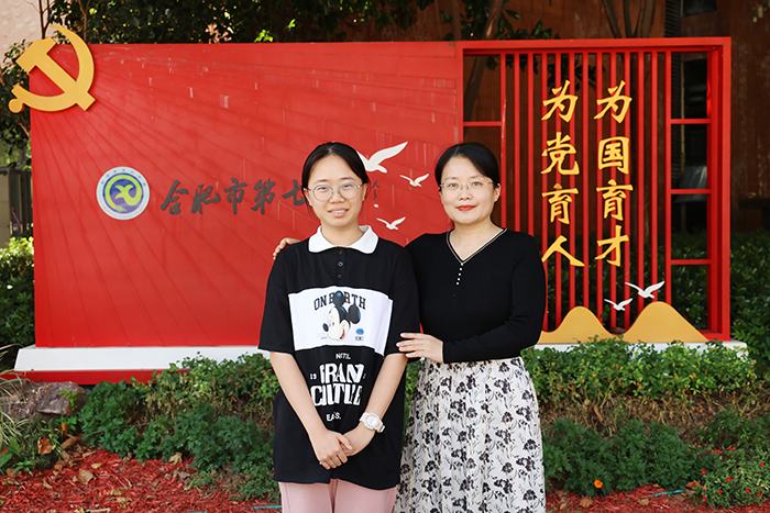 高二(2)班王沐曦和指导教师程静.jpg 高二(2)班王沐曦和指导教师程静.jpg