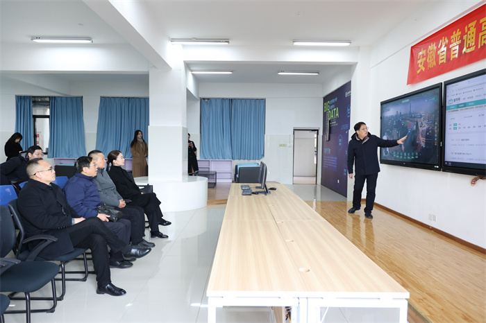 江苏省新星教育集团一行莅临合肥七中参观交流(图3) 江苏省新星教育集团一行莅临合肥七中参观交流(图3)