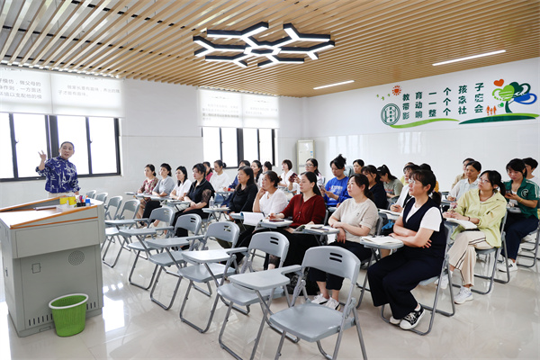 宿舍管理不“头疼”!合肥七中专项培训让生活老师变身“沟通达人”(图4) 宿舍管理不“头疼”!合肥七中专项培训让生活老师变身“沟通达人”(图4)