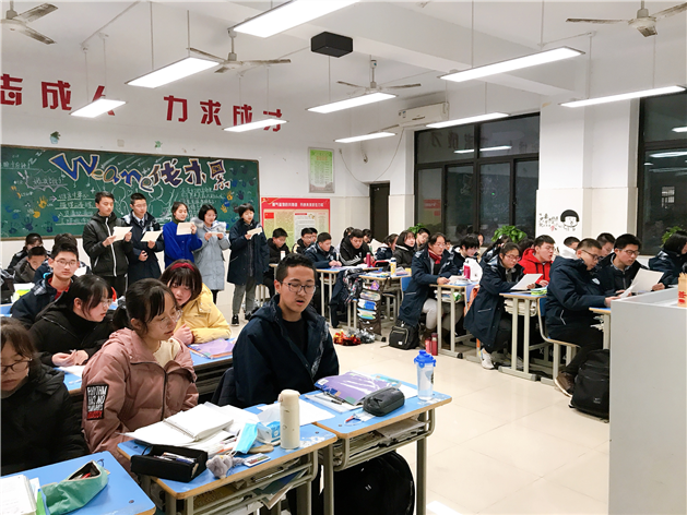 高一年级：展合唱魅力  迎校园文化艺术节(图2)