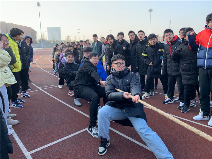 高三级部：凝心聚力拔河赛  辞旧迎新战一模(图2)