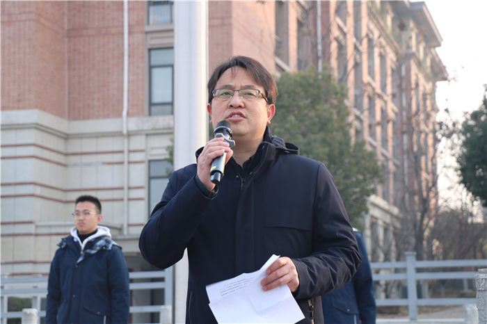 国旗下讲话:向奋斗者致敬,给追梦者点赞,为奔跑者鼓掌,向违纪者亮剑(20210104)(图5)