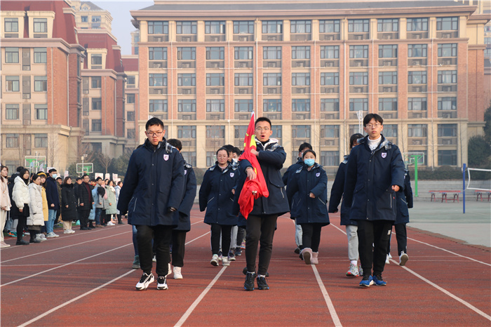 国旗下讲话:向奋斗者致敬,给追梦者点赞,为奔跑者鼓掌,向违纪者亮剑(20210104)(图1)