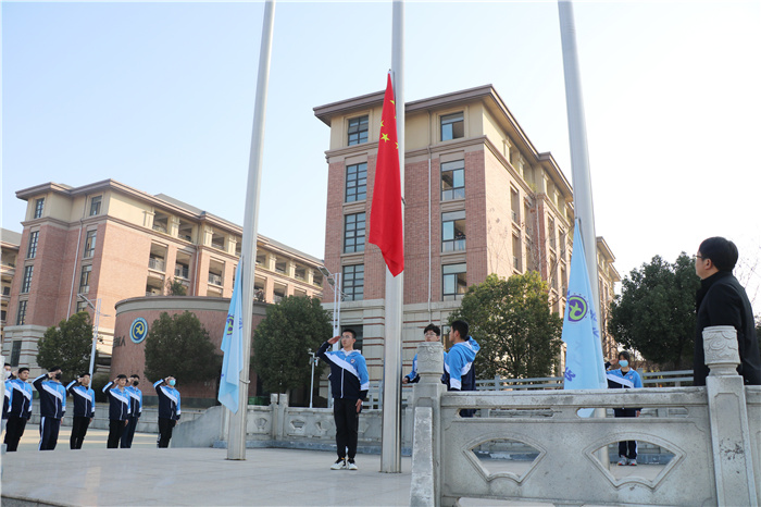 政教处:牛年喜迎升国旗,新春共话责任观(图2)