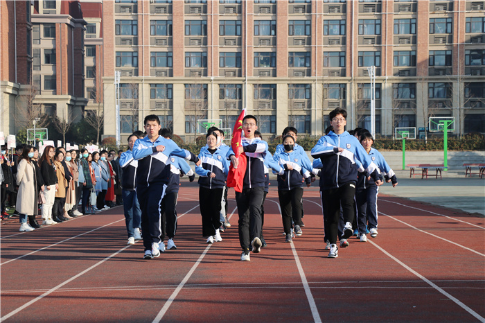 政教处:牛年喜迎升国旗,新春共话责任观(图1)