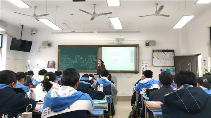 高一级部:中层以上干部深入课堂听课(图1)