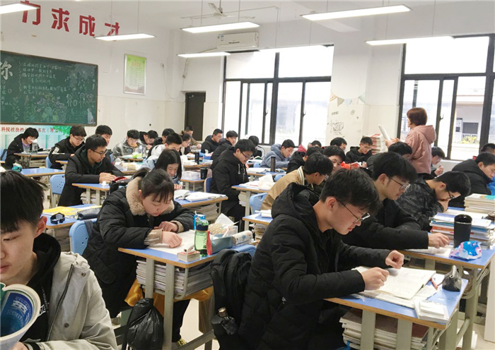 高三级部:班班有书声 冲刺有精神(图1)