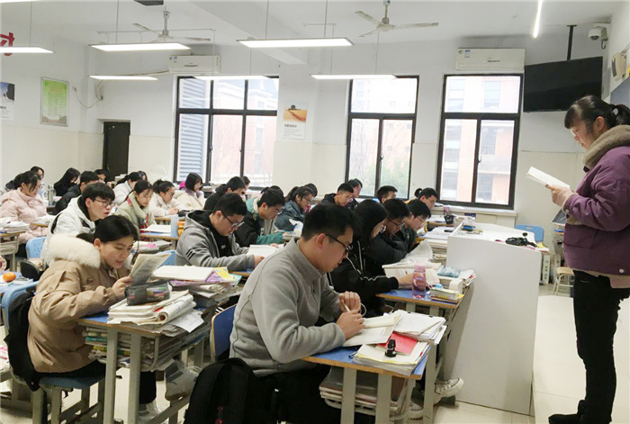 高三级部:班班有书声 冲刺有精神(图2)