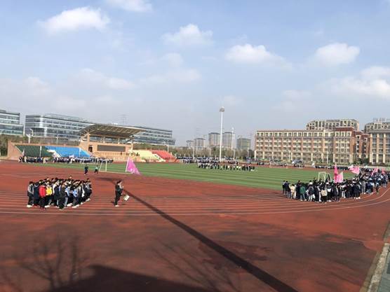 高二级部:阳光体育大课间 激情跑操促健康(图1)