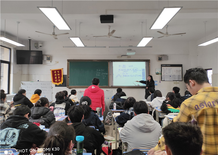 高二级部:兼听增新知,互评促成长(图1)