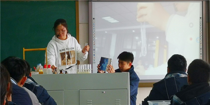 高二级部:兼听增新知,互评促成长(图3)