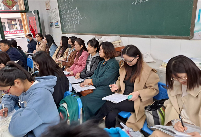 高三级部:齐心教研春风化雨,共同交流润物无声(图1)