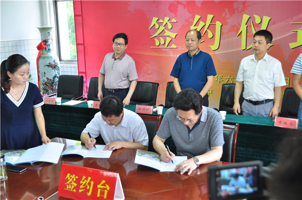 合肥七中·肥西农兴中学共建班成功签约(图3) 签字.jpg