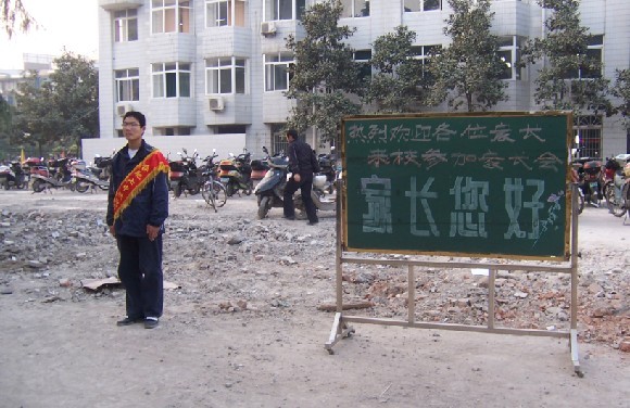 11月26日家长会学生代表迎宾(图1)