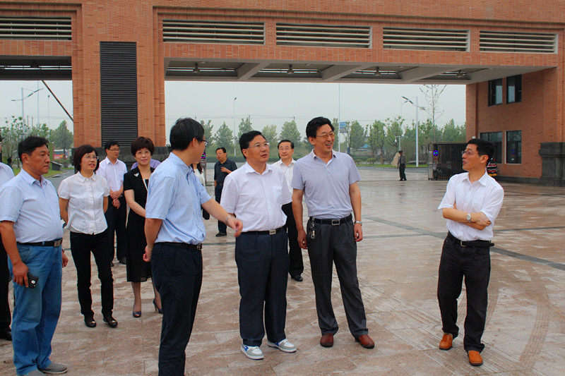 省委常委、市委书记吴存荣调研合肥七中新校(图1)