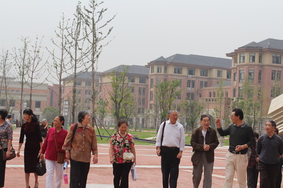 九九重阳观新校，浓浓情意话发展(图1)