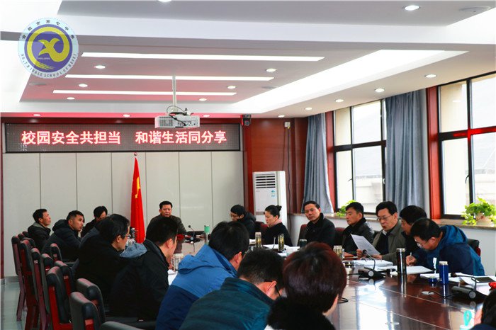 除雪清路暖人心  冰雪天气见真情(图2)