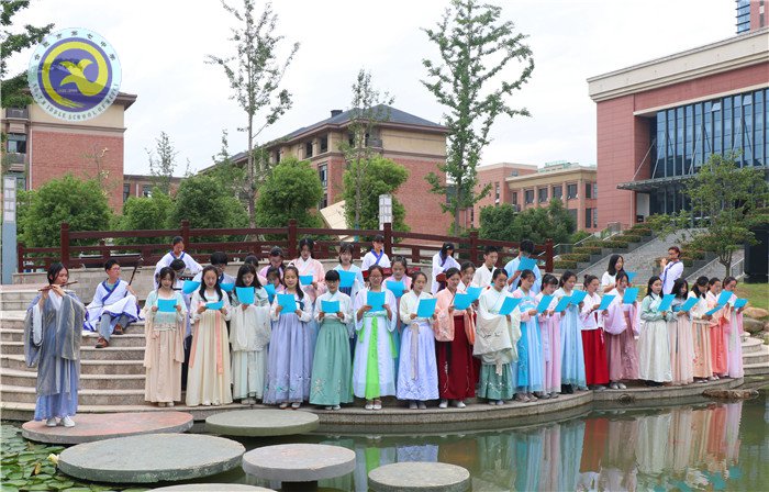 新安晚报:从课堂走向课程从课程走向全面育人(图1)