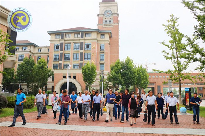 安徽省第51期高（完）中校长任职资格培训班莅临我校考察指导(图1)