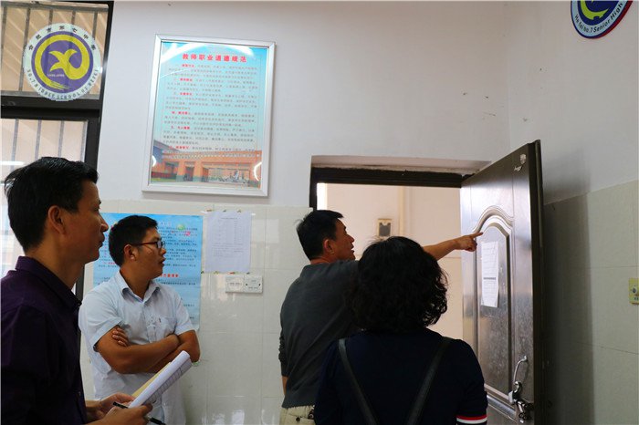 办公环境大检查 校园绽放文明花(图2)