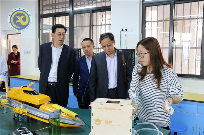 教育部领导深入七中调研人工智能工作(图6)