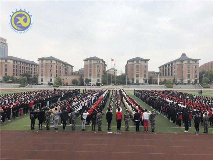 “魔鬼周”军训首日 , 看18级能文能武(图2)