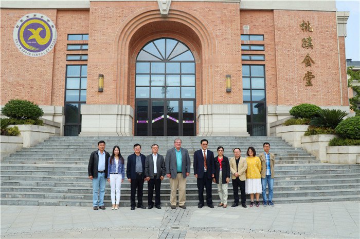 故友重逢游新校，名师东来送真经(图1)