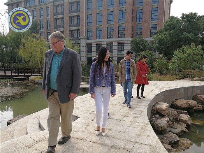 故友重逢游新校，名师东来送真经(图2)