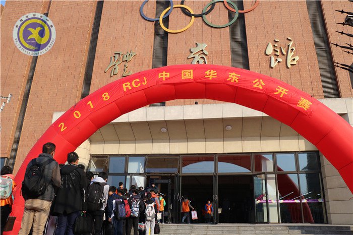 机器人角逐世界杯 青少年展示大风采(图1)