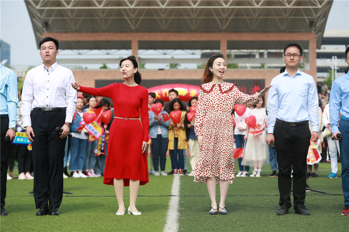 快闪唱响颂祖国 致敬青春燃激情(图3)