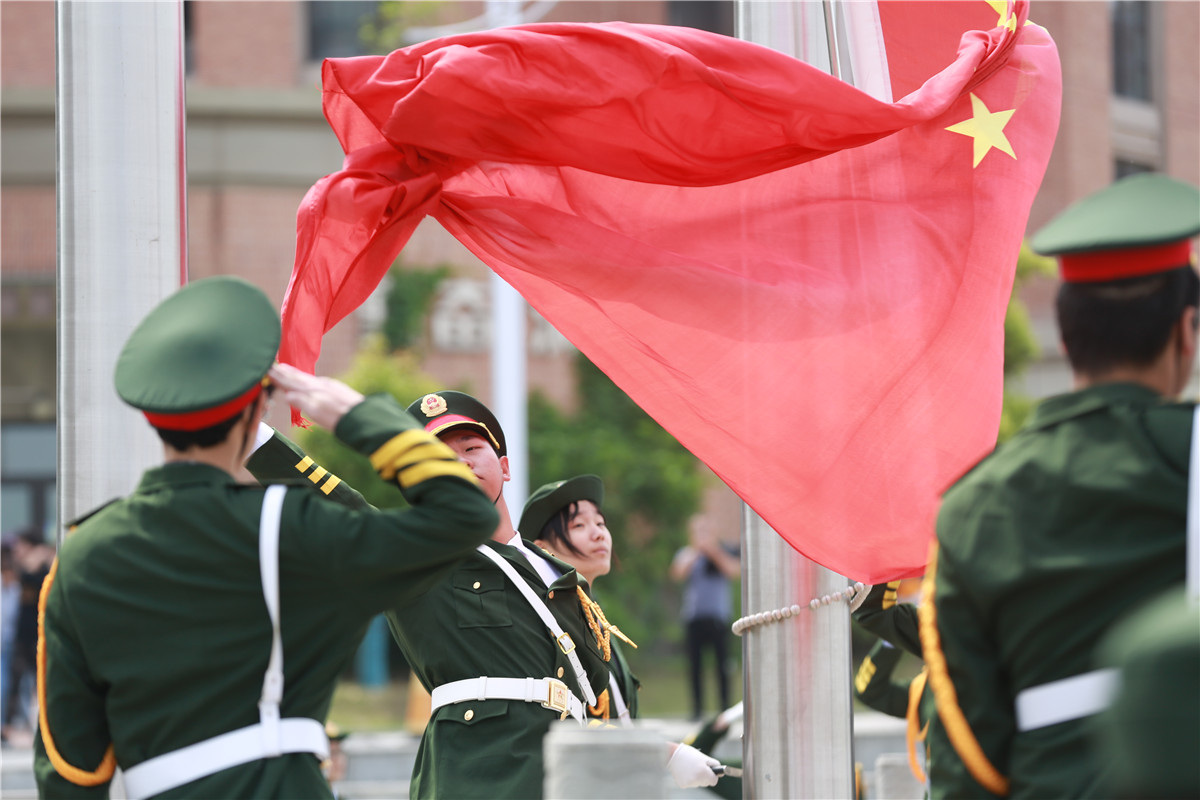 快闪唱响颂祖国 致敬青春燃激情(图4)