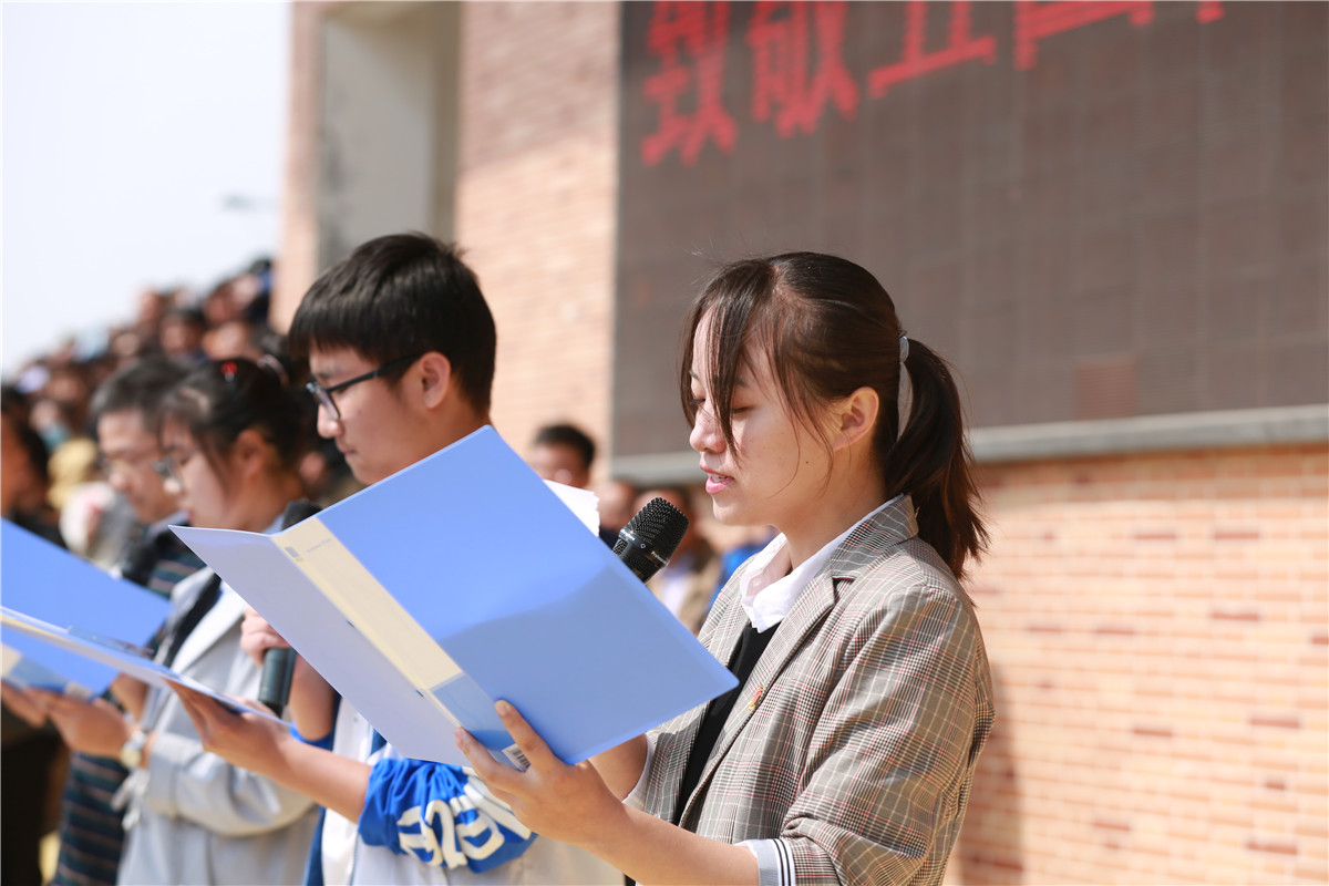 快闪唱响颂祖国 致敬青春燃激情(图5)