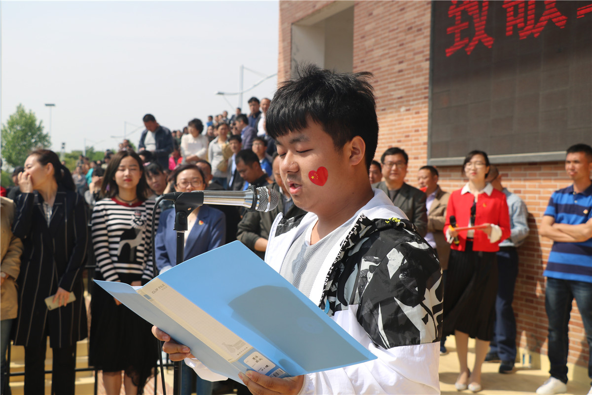 快闪唱响颂祖国 致敬青春燃激情(图7)