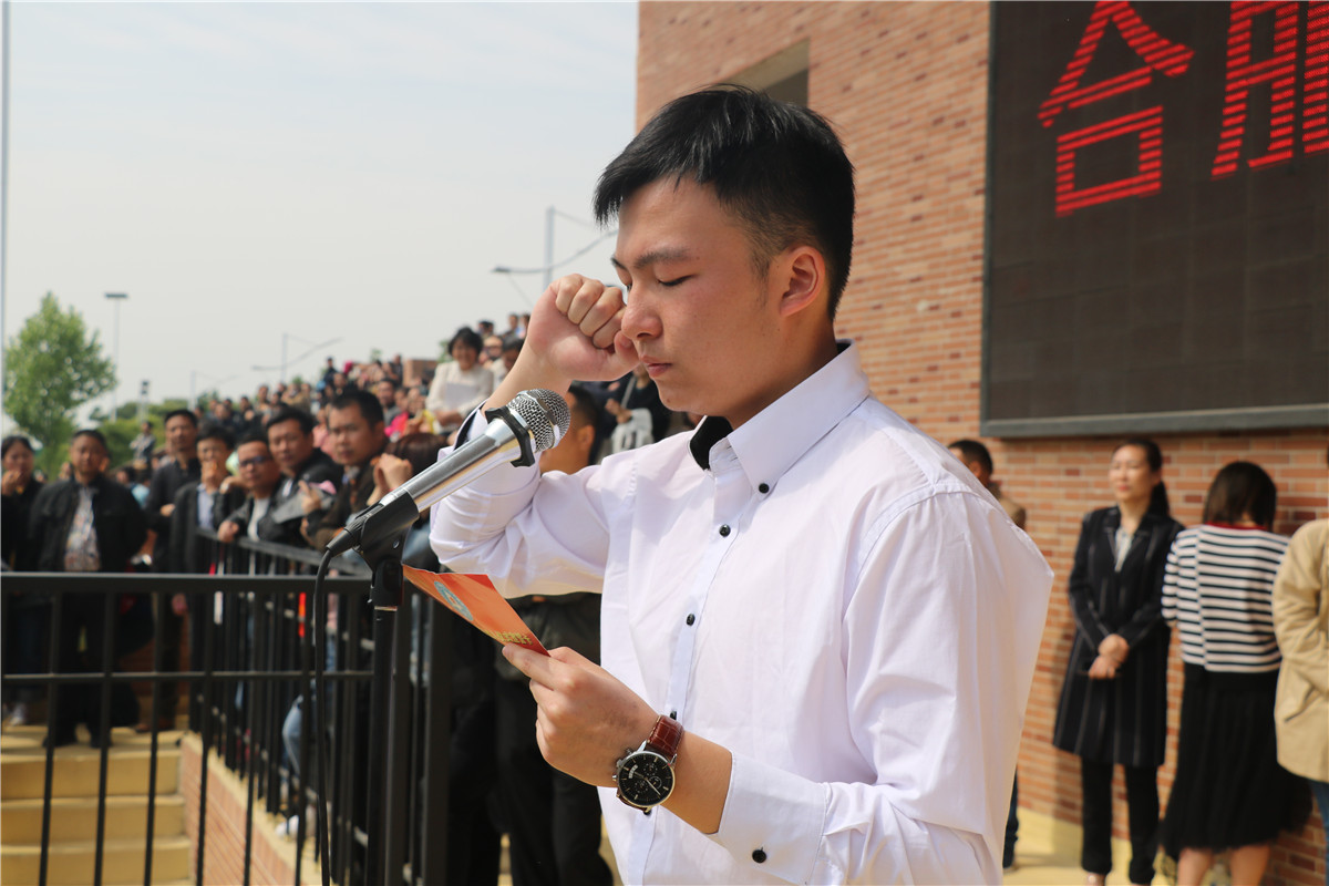 快闪唱响颂祖国 致敬青春燃激情(图9)