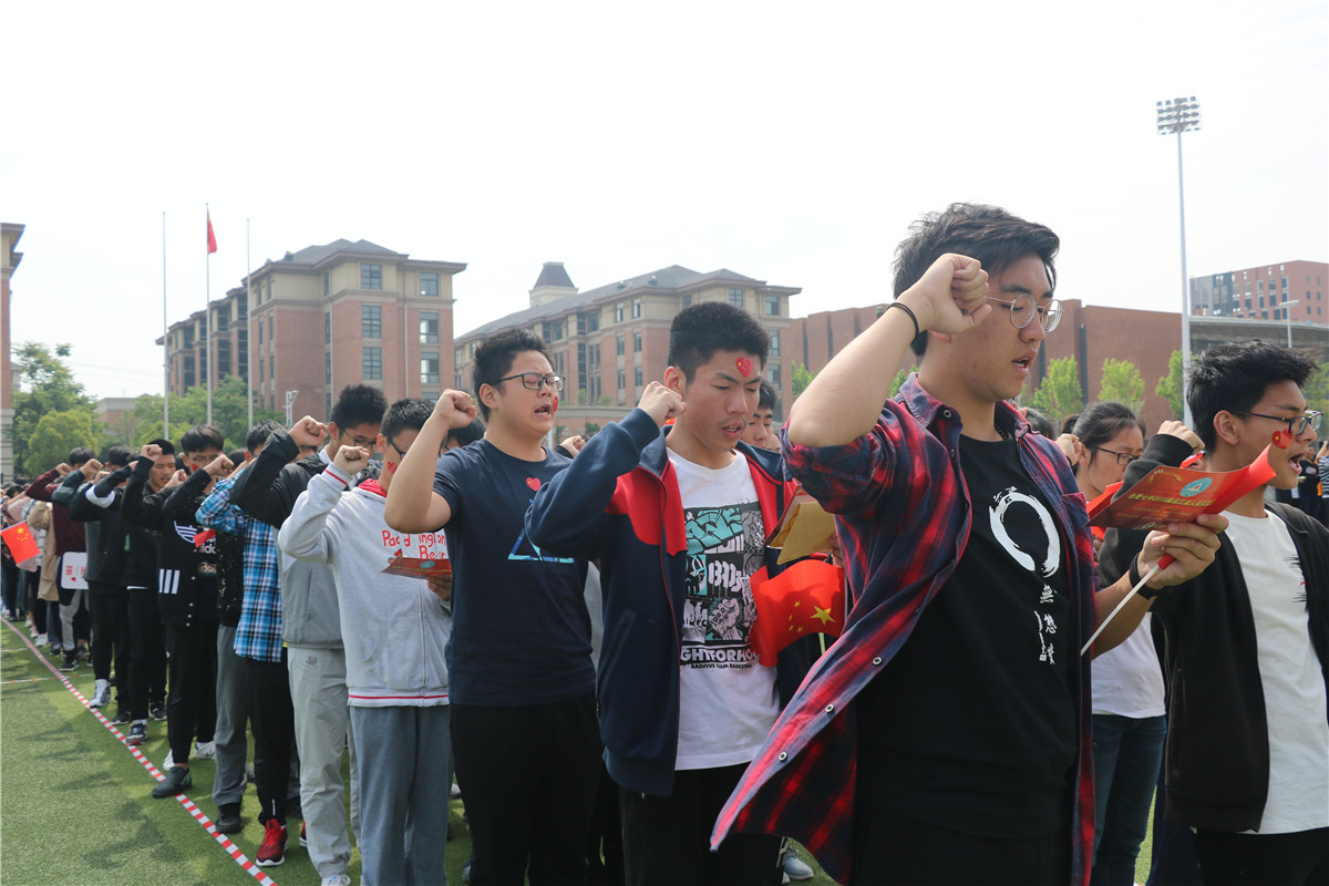 快闪唱响颂祖国 致敬青春燃激情(图10)