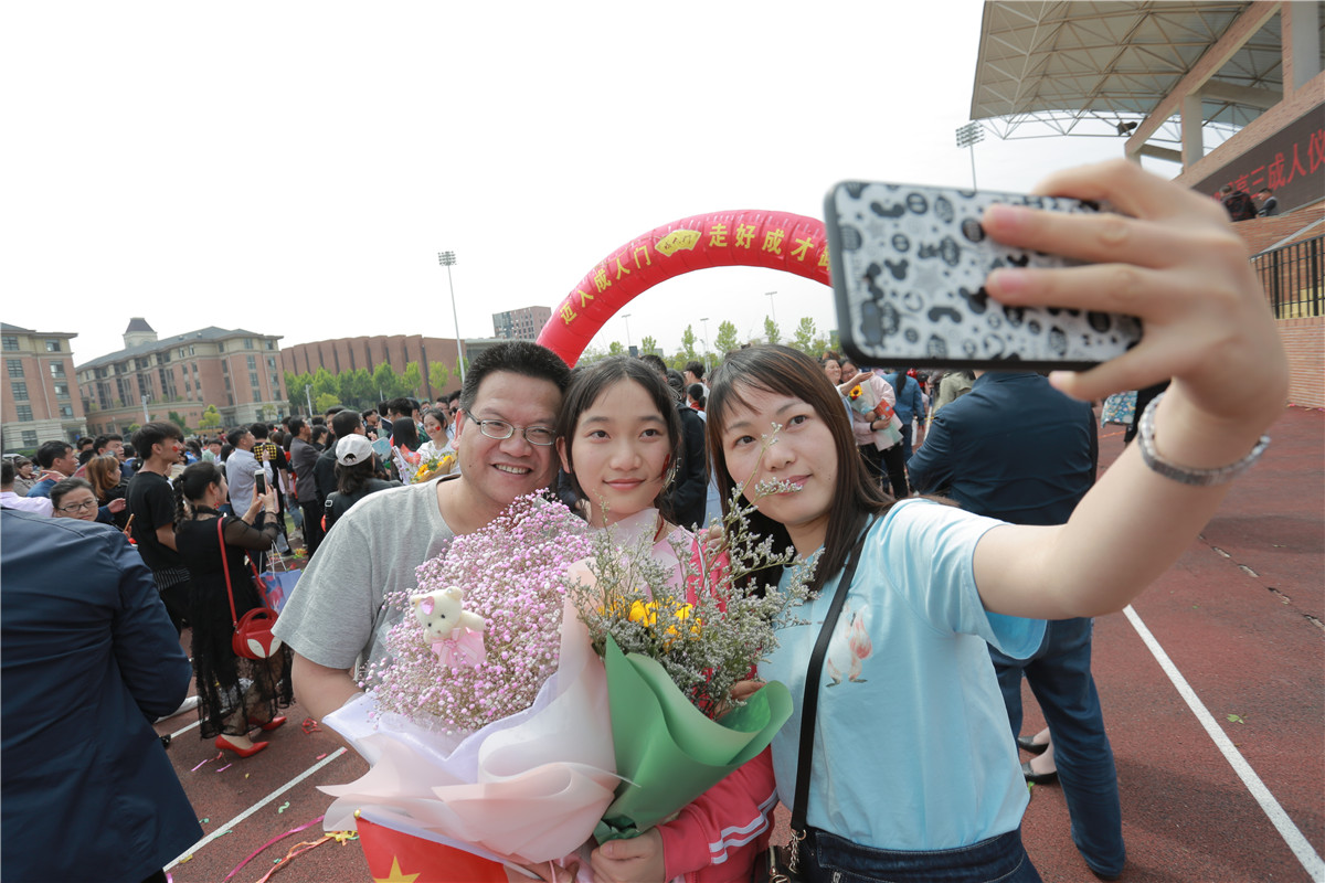 快闪唱响颂祖国 致敬青春燃激情(图16)