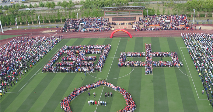 快闪唱响颂祖国 致敬青春燃激情(图2)