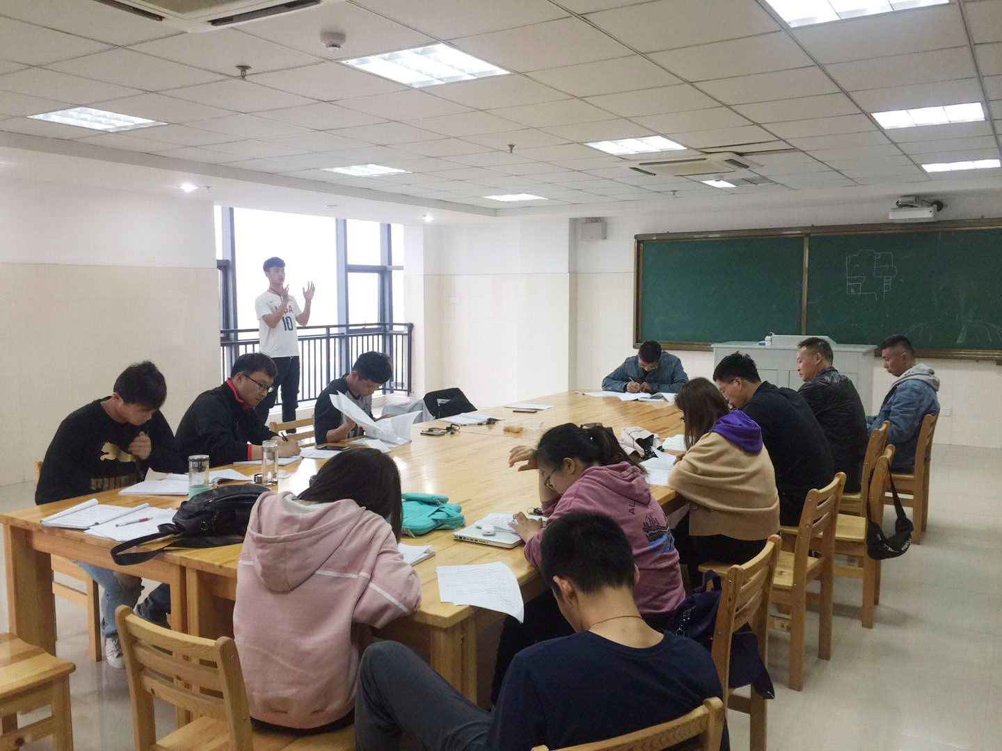 青年教师无生上课,提升体育课堂品质(图1)