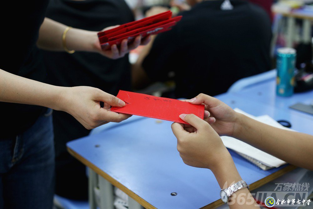 万家热线：感人！实拍合肥七中毕业班最后一课：班级大合唱《明天你好》（组图）(图6)