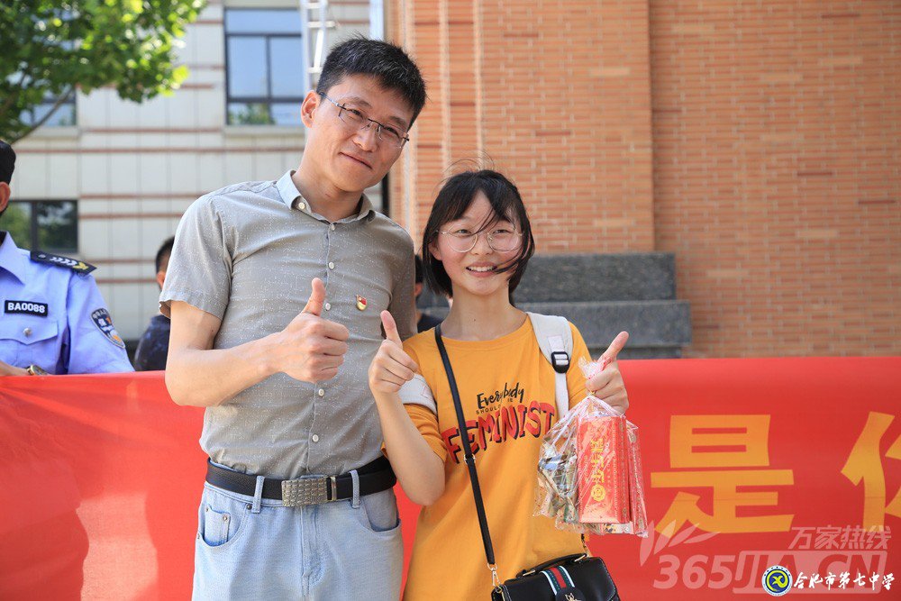 万家热线：感人！实拍合肥七中毕业班最后一课：班级大合唱《明天你好》（组图）(图15)