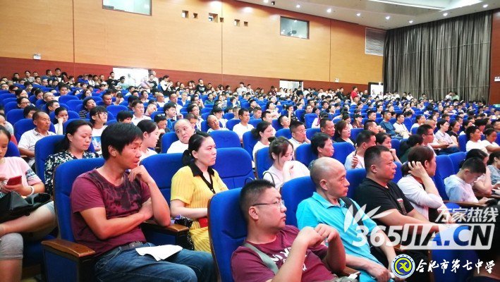 万家教育：合肥七中迎来1600名新生报到 除了夸学校好看他们还说了啥(图2)