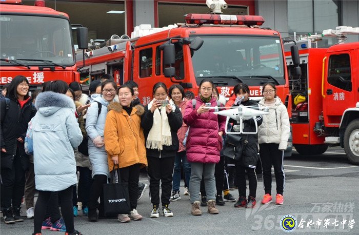 万家热线：平安度寒假 合肥七中学生零距离体验消防员生活（组图）(图7)