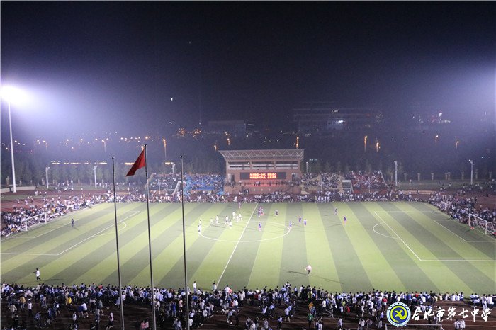 校园足球强健身心 师生引领全民健身(图1)