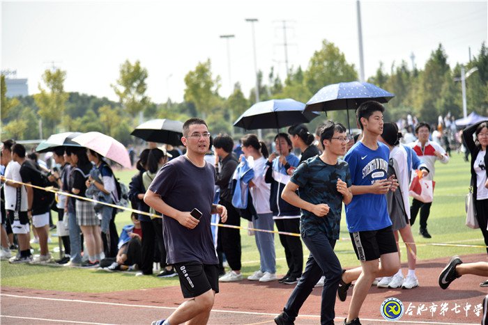 师生齐畅跑   青春共飞扬(图5)