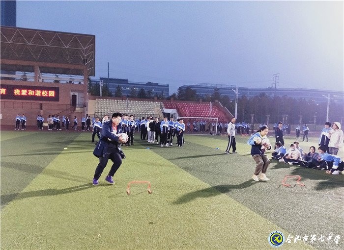 阳光下释放压力 操场上舞动青春(图1)