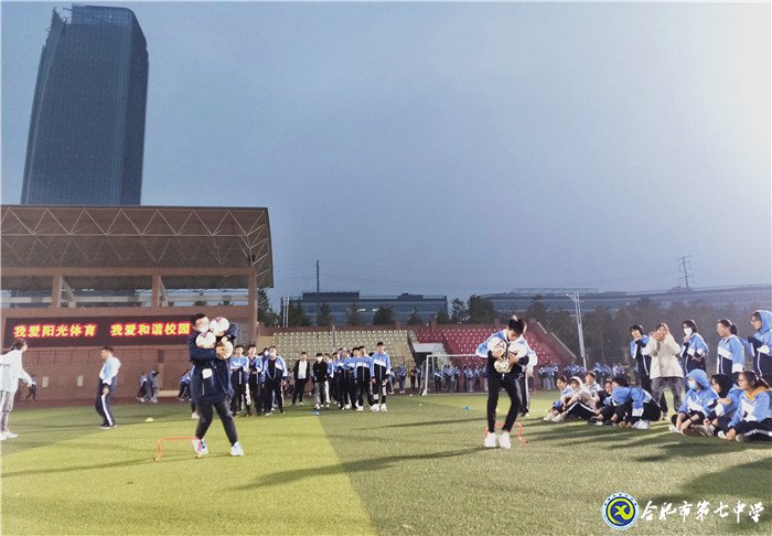 阳光下释放压力 操场上舞动青春(图4)