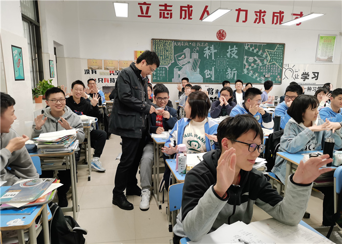 正校风校纪  创和谐校园(图1)